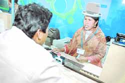 Nancy, la cholita cajera que venció la discriminación